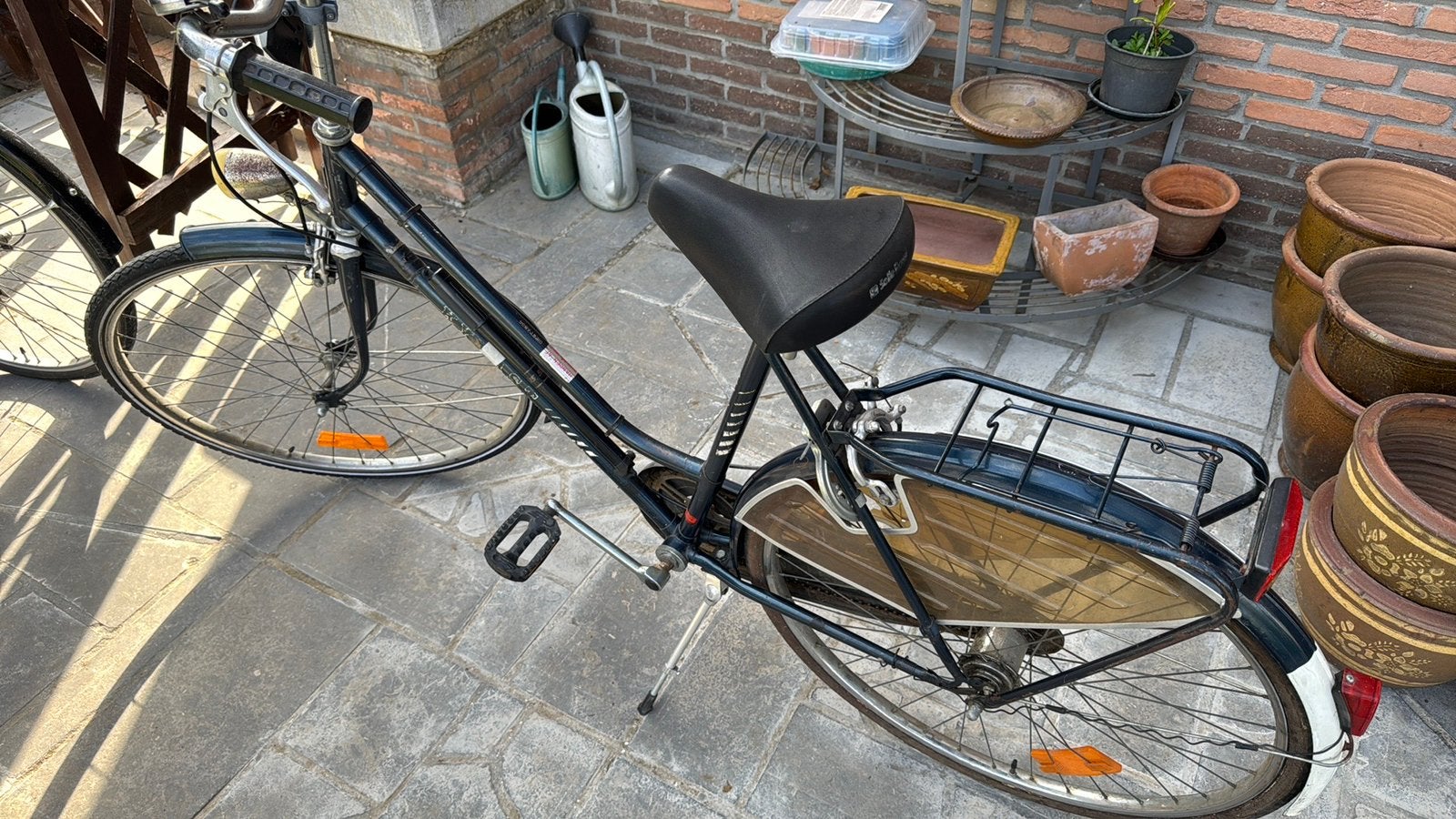 2 fietsen: damesfiets en herenfiets, Fietsen en Brommers, Ophalen, Gebruikt, Velgrem, Versnellingen