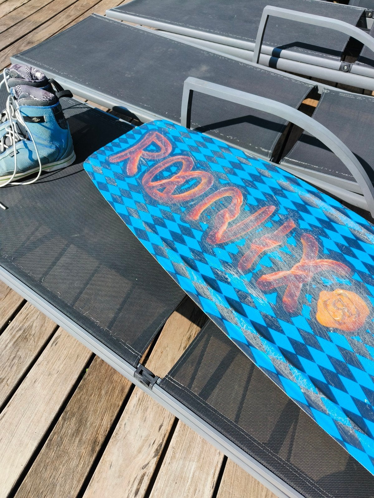Pack wakeboard Tonic El Bon Vidéo Schnook 141 cm +chausses, Sports nautiques & Bateaux, Wakeboard, Enlèvement, Utilisé, Planche