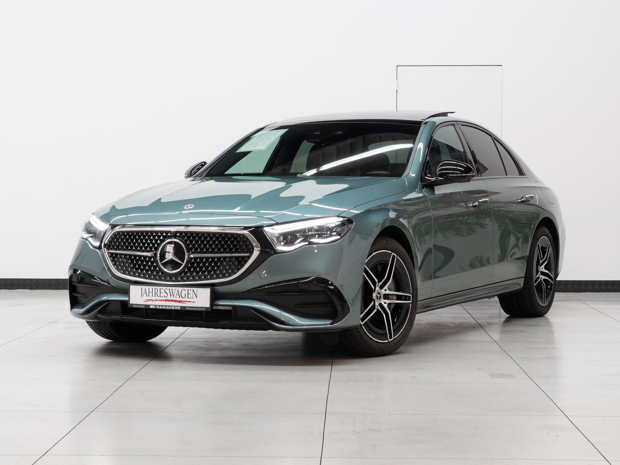 Mercedes-Benz E-Klasse 300 e AMG Night PANORAMA Massage Burm, Autos, Mercedes-Benz, Cuir, Argent ou Gris, Achat, 4 portes