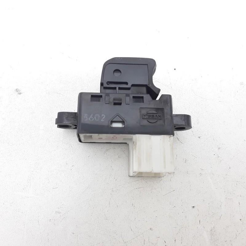 RAAMSCHAKELAAR Nissan Micra (K12) (01-2003/06-2010), Gebruikt, Nissan