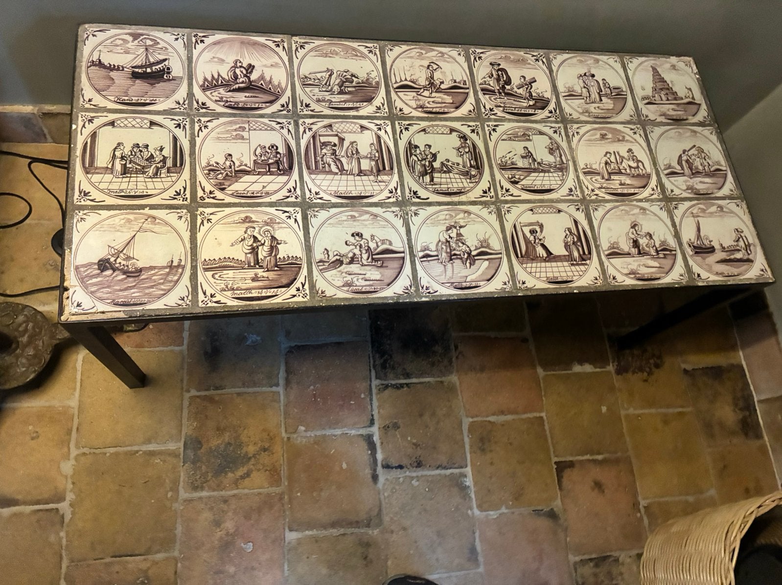 Tegeltafel met 21 bijbeltegels en tegeltableau kruisiging, Antiek en Kunst, Ophalen