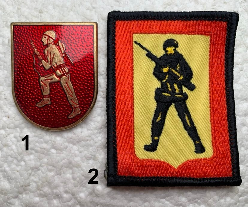 Kenteken, Borsthanger + brevet Storm fusilier, Metaal +Stof, Verzamelen, Militaria | Algemeen, Ophalen of Verzenden, Landmacht
