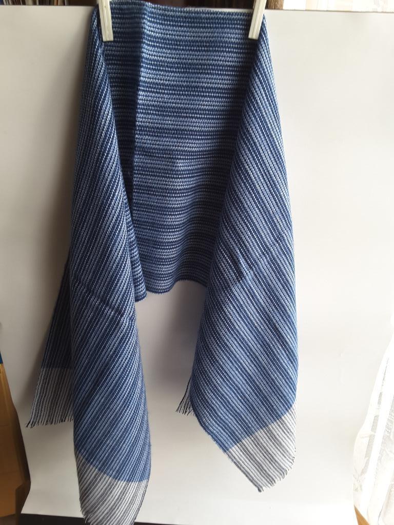 Sjaal 135 x 35 cm middenblauwe lijn wit marineblauw pt franj, Kleding | Dames, Mutsen, Sjaals en Handschoenen, Nieuw, Sjaal, Ophalen of Verzenden