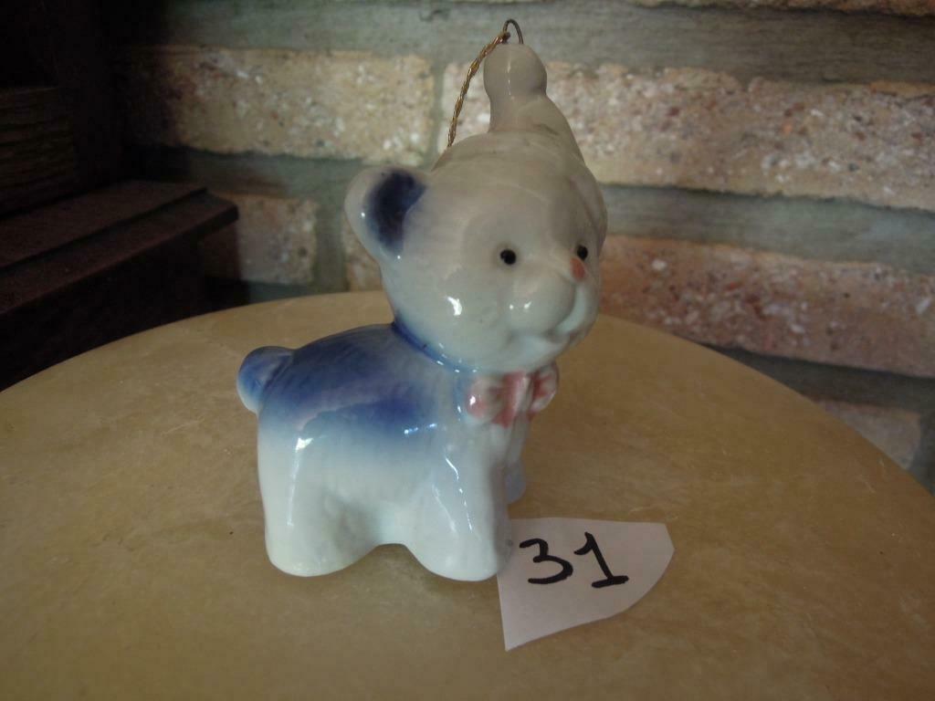 beeld hond met muts porselein blauw N° 031, Verzamelen, Beelden en Beeldjes, Ophalen of Verzenden, Zo goed als nieuw