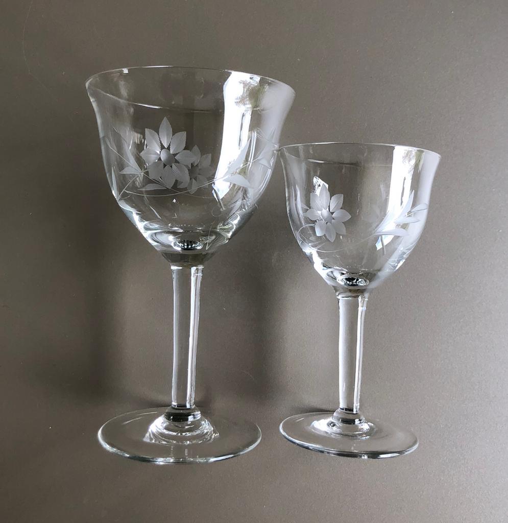 Set van oude kelkvormige wijnglazen met geslepen bloemmotief, Antiquités & Art, Antiquités | Verre & Cristal, Enlèvement ou Envoi