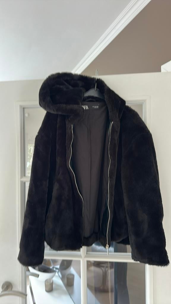 Doudoune noire S fausse fourrure avec capuche, Vêtements | Femmes, Enlèvement, Comme neuf