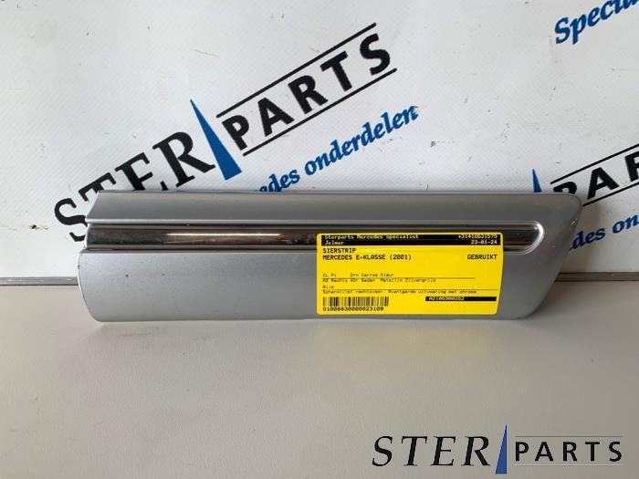 Sierstrip van een Mercedes E-Klasse, Ophalen of Verzenden, 3 maanden garantie, Gebruikt, Mercedes-Benz