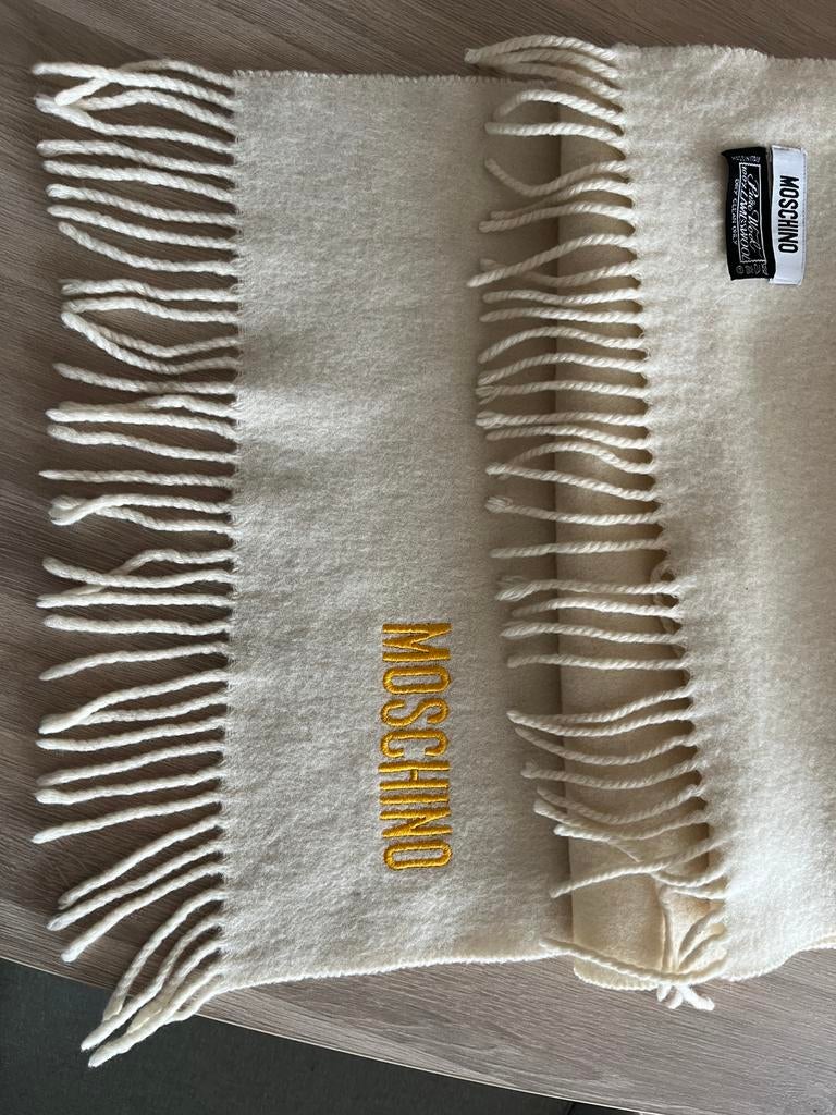 Moschino cremekleurige sjaal, Ophalen of Verzenden, Zo goed als nieuw, Sjaal