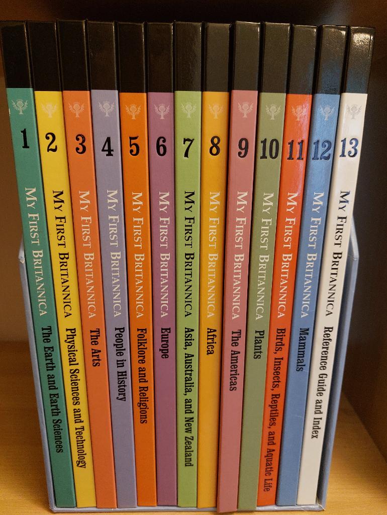 My First Britannica: 13 delen in bewaardoos (Hardcover), Livres, Enlèvement ou Envoi, Comme neuf, Non-fiction