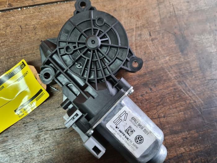 Moteur de vitre portière d'un Volkswagen UP, Autos : Pièces & Accessoires, Enlèvement ou Envoi, 3 mois de garantie, Utilisé