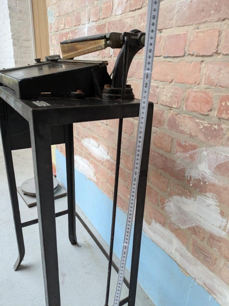 Ancienne machine à découper à guillotine (Lindemann), Enlèvement