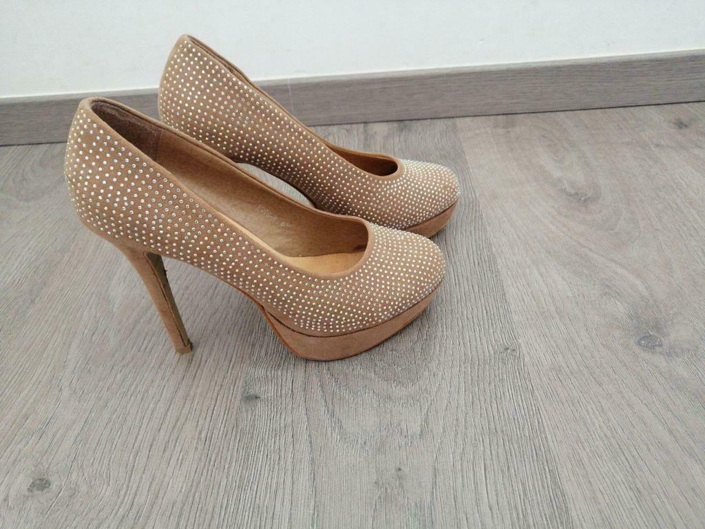 Escarpins marron à clous 40, Enlèvement ou Envoi, Chaussures à haut talons, Brun, Porté