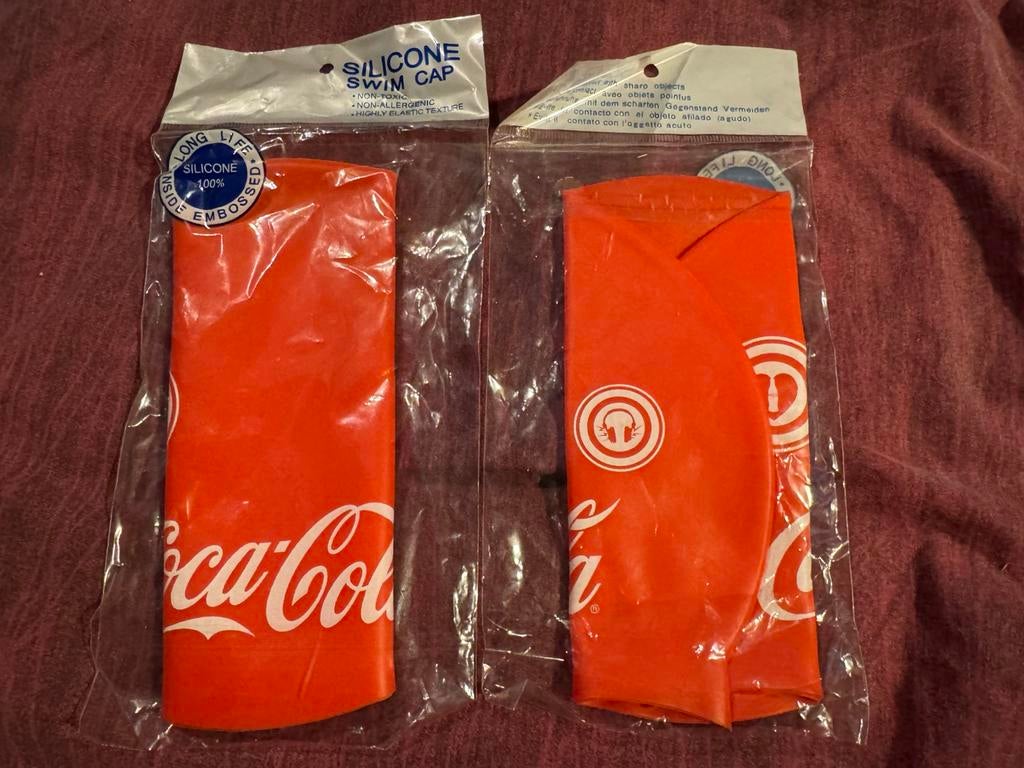 Coca Cola 2 bonnets de bain neufs collection, Collections, Marques & Objets publicitaires, Neuf, Emballage, Enlèvement ou Envoi