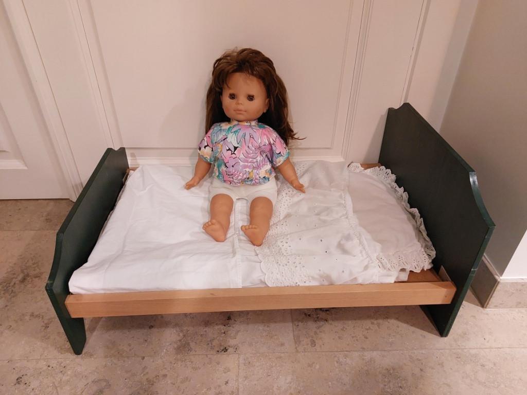 Houten poppenbed met matras, deken en kussen, Enlèvement, Comme neuf