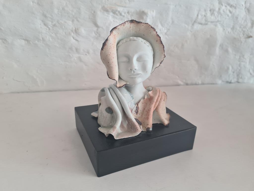 Statuette porcelaine femme- signé, Enlèvement ou Envoi