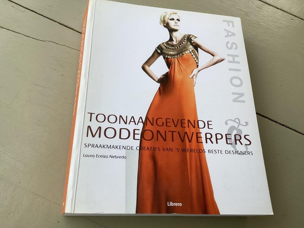Toonaangevende MODEontwerpers. Spraakmakende creaties, Ophalen of Verzenden, Zo goed als nieuw, Couturiers