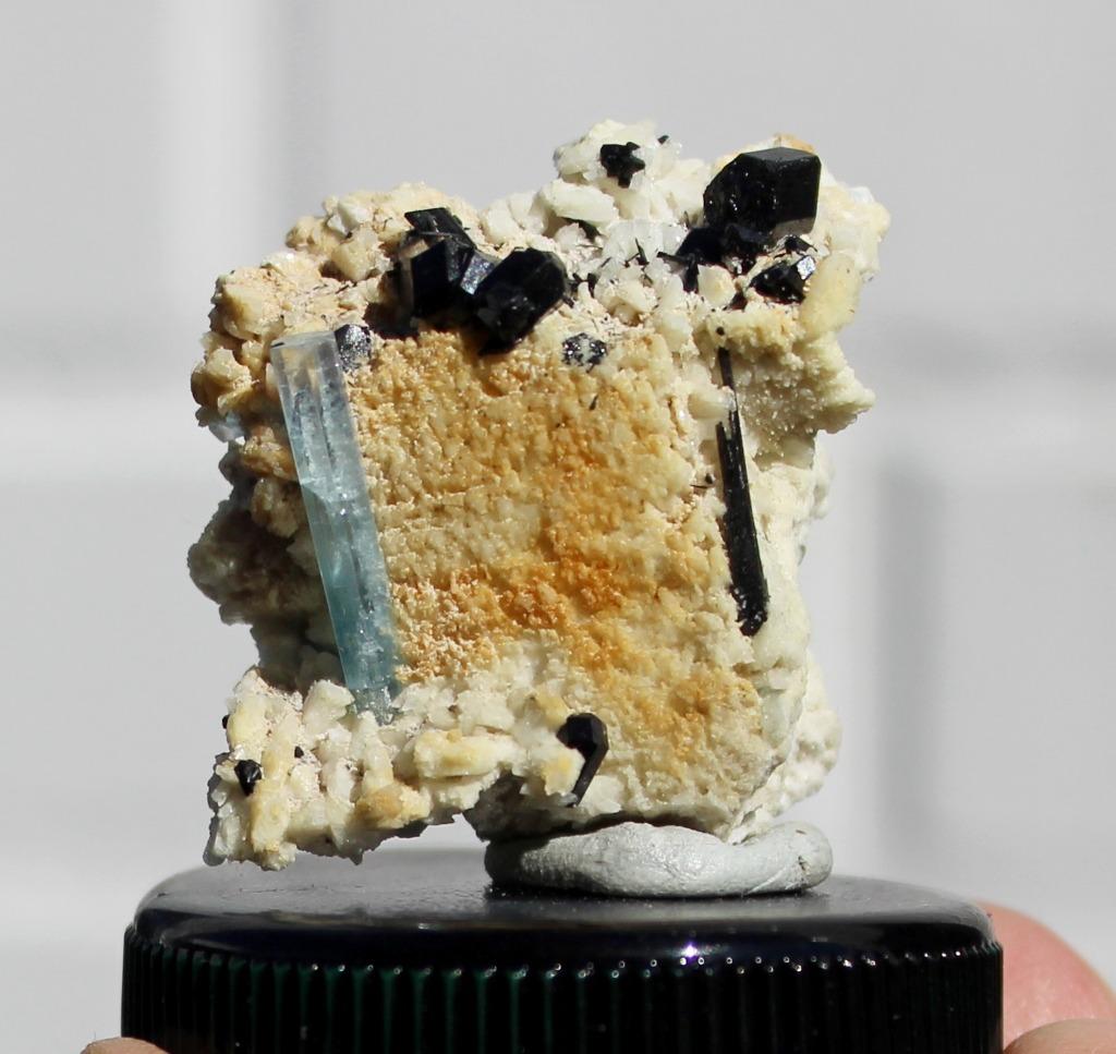 AQUAMARIJN en TOERMALIJN op ORTHOKLAAS Erongo in Namibie, Ophalen of Verzenden, Mineraal