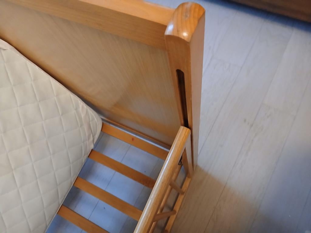 Houten babybed met wieltjes en verstelbare zijkant, Kinderen en Baby's, Kinderkamer | Tafels en Stoelen, Ophalen of Verzenden