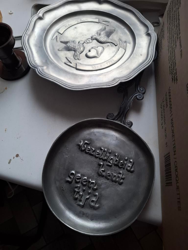 2 tinnen borden, Ophalen