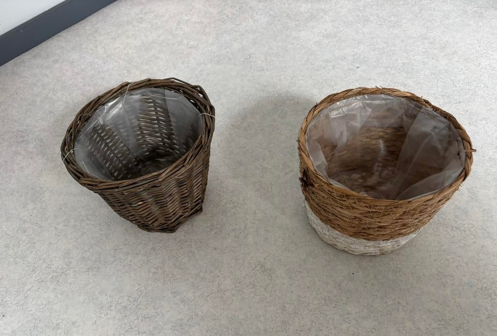 2 rieten mandjes met plastic in, Ophalen of Verzenden