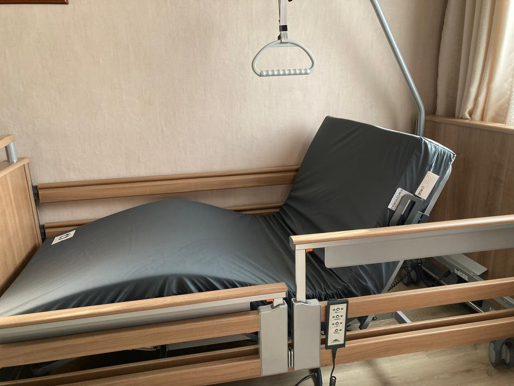Ziekenhuis bed inovia 100 - elektrisch THUISLEVERING GRATIS, Diversen, Ophalen, Zo goed als nieuw