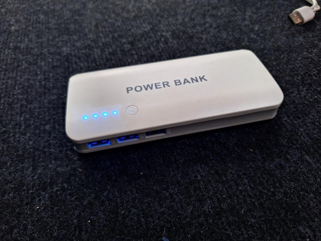 Powerbank 36000 mAh, 3 aansluitingen + ledlamp/ zaklampverli, Telecommunicatie, Ophalen of Verzenden