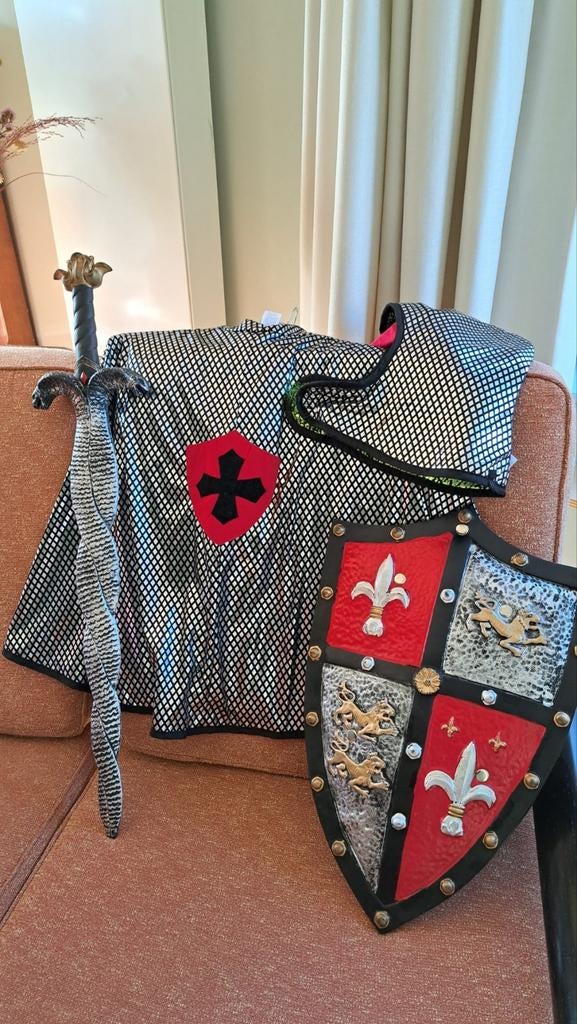 Omkeerbare Ridder cape met muts zwaard en schild, draak, Kinderen en Baby's, Carnavalskleding en Verkleedspullen, Zo goed als nieuw