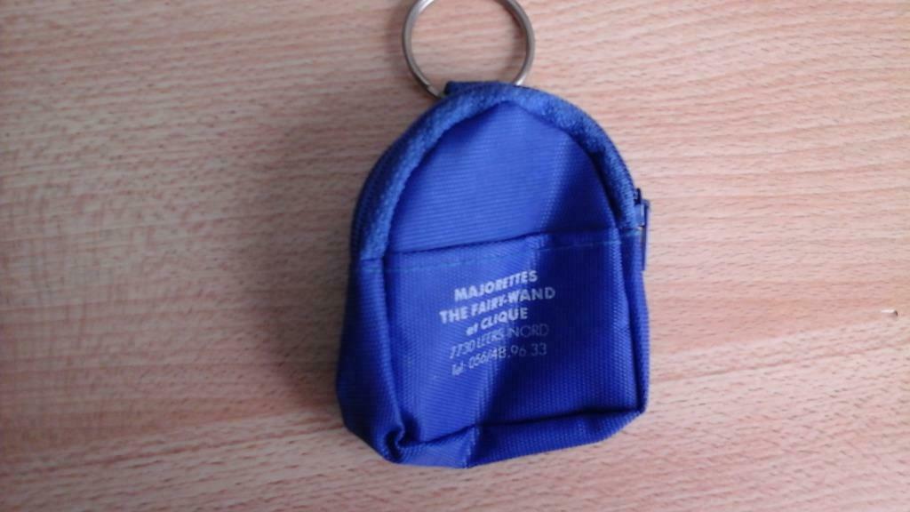 porteclef "sac à dos"  7x6cm   vintage '80, Enlèvement ou Envoi, Comme neuf, Transport