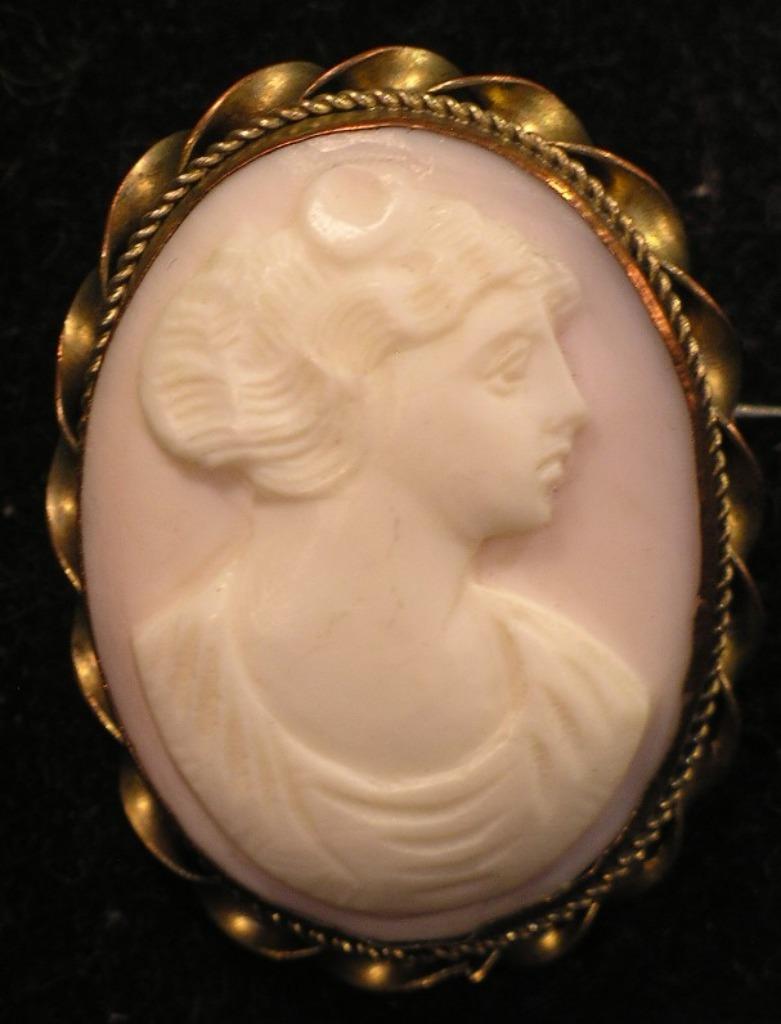 BELLE BROCHE ANCIENNE:CAMEE CORAIL ROSE ET BLANC/, Enlèvement ou Envoi, Moins de 4 cm, Utilisé, Autres matériaux