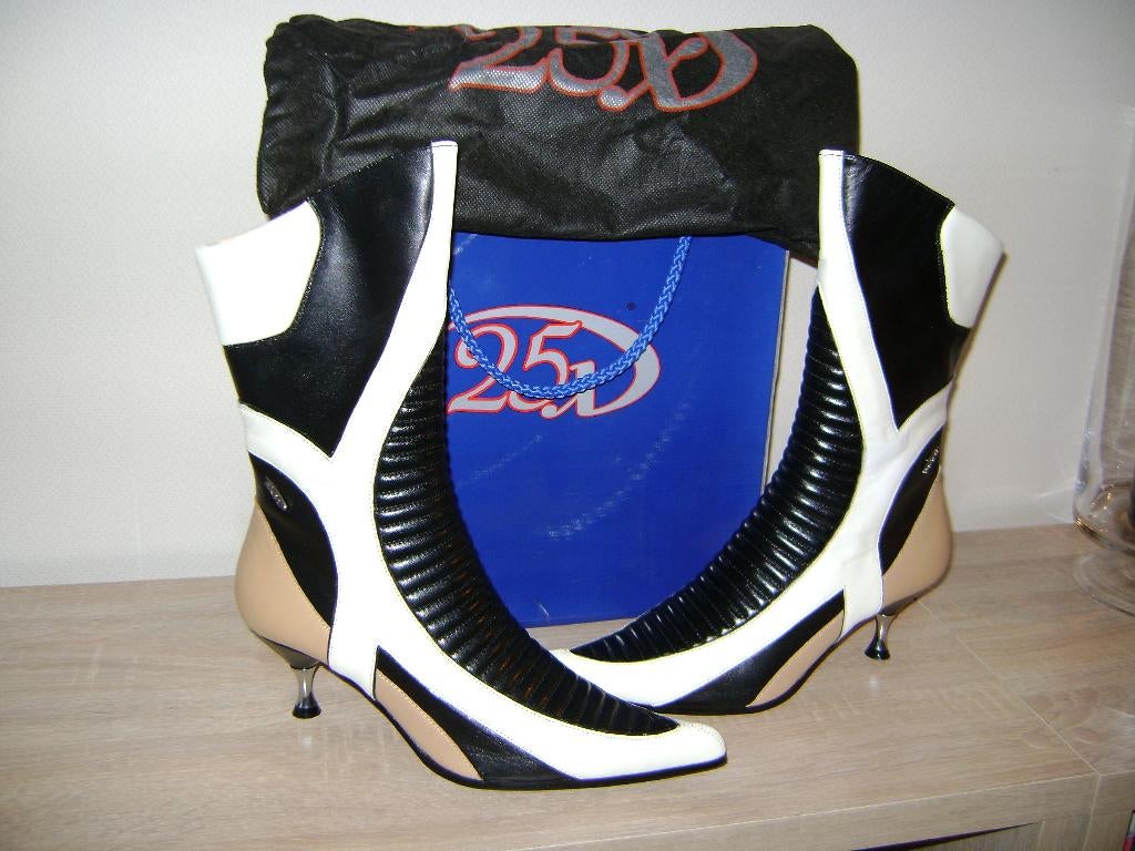 Speciale laarsjes - 25X by Prada - mtb 41 - als nieuw, 25X by Prada, Wit, Lage of Enkellaarzen, Ophalen of Verzenden