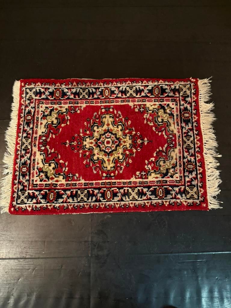 Tapis oriental rouge à franges, Envoi