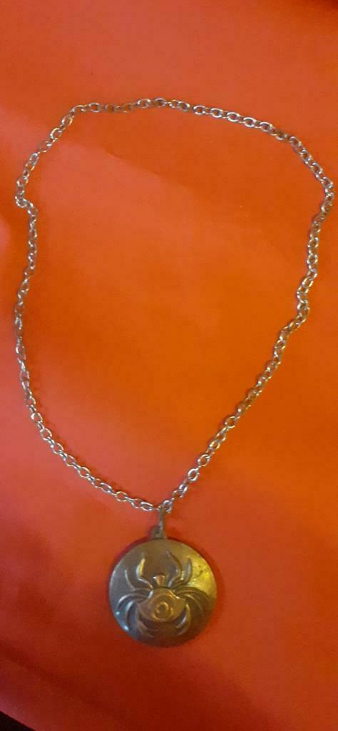 Collier chaîne medaillon crabe, Handtassen en Accessoires, Kettingen, Ophalen of Verzenden, Gebruikt, Grijs