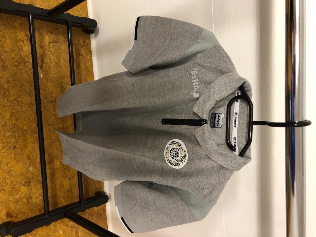 Grijze polo korte mouw ,Beltona, met logo Sporting Lokeren, Verzamelen, Ophalen, Zo goed als nieuw