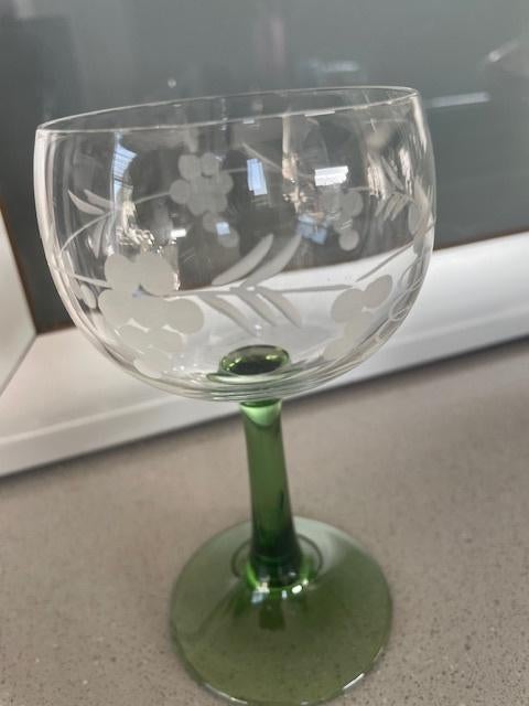 4 wijn glazen groen voet NIEUW, Verzamelen, Glas en Drinkglazen, Ophalen of Verzenden, Nieuw, Overige typen