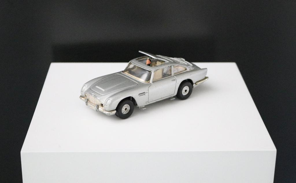 RARE Corgi JAMES BOND 007 Aston Martin Cream interior DB5, Hobby & Loisirs créatifs, Enlèvement ou Envoi, Utilisé, Voiture, Corgi