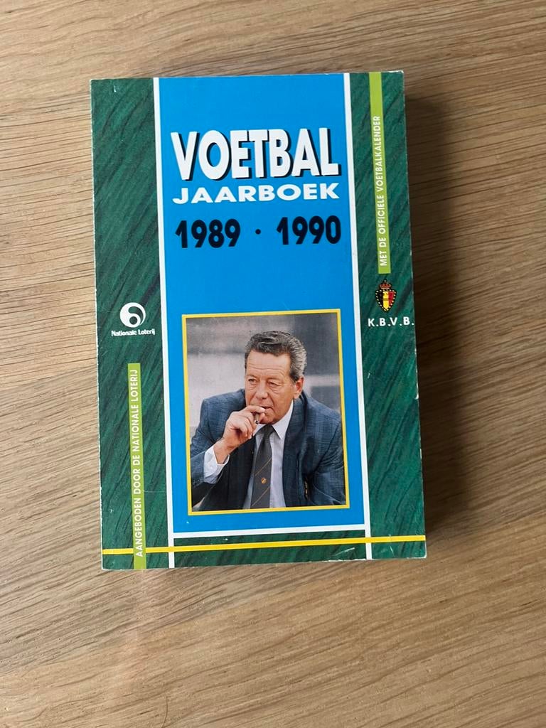 Voetbal jaarboek 1989-1990, Verzamelen, Ophalen, Zo goed als nieuw, Boek of Tijdschrift
