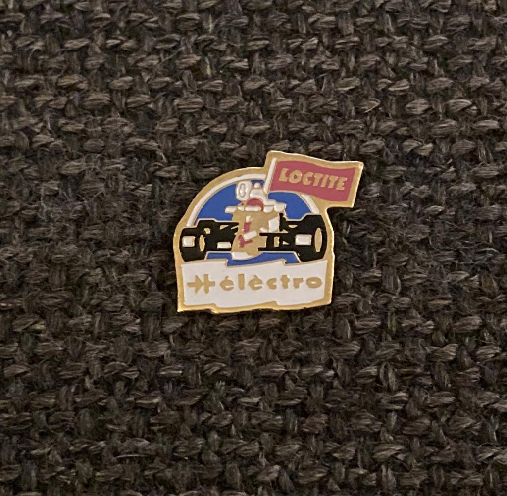PIN - LOCTITE - MAINTENANCE - AUTOMOBILE, Envoi, Utilisé, Transport, Insigne ou Pin's