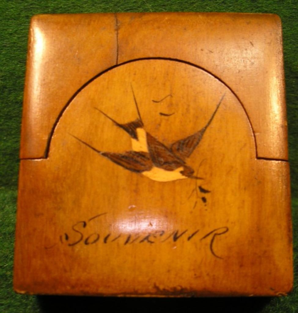 ANCIEN PORTE MONTRE/MARQUETTERIE AVEC HIRONDELLE"SOUVENIR", Enlèvement ou Envoi