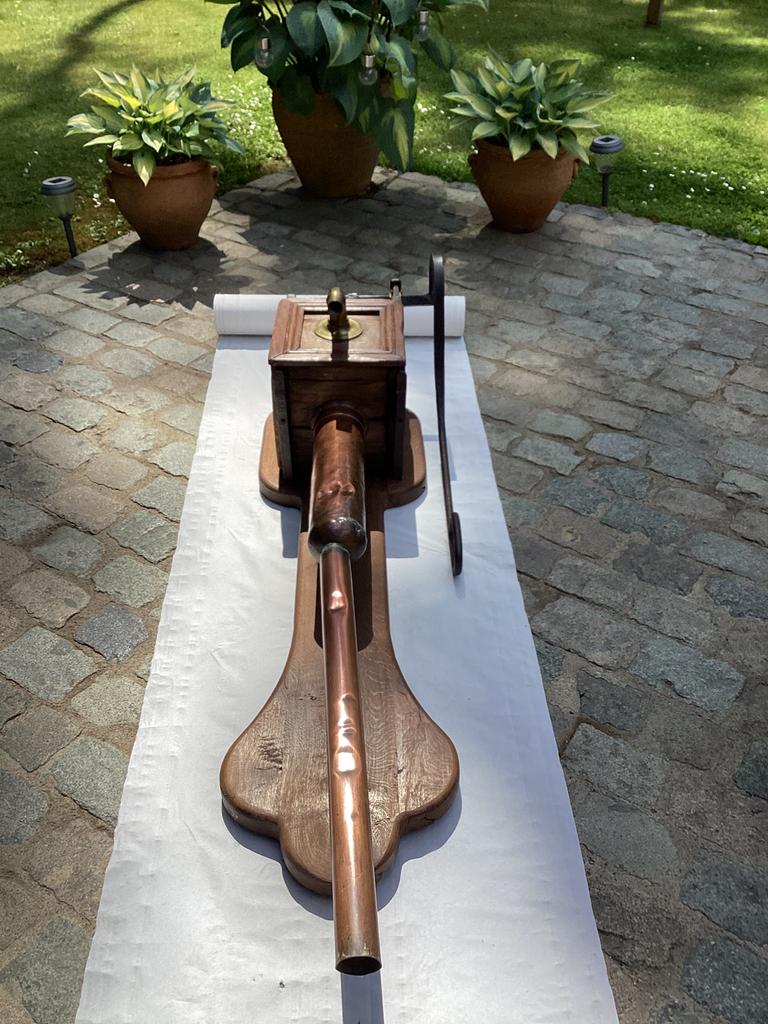 Oude handpomp met brons en koper afwerking met muurbouten, Ophalen