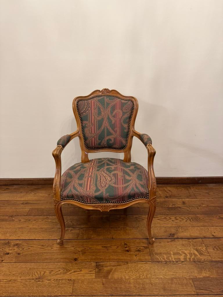Fauteuil en bois de hêtre de style Louis XV., Enlèvement