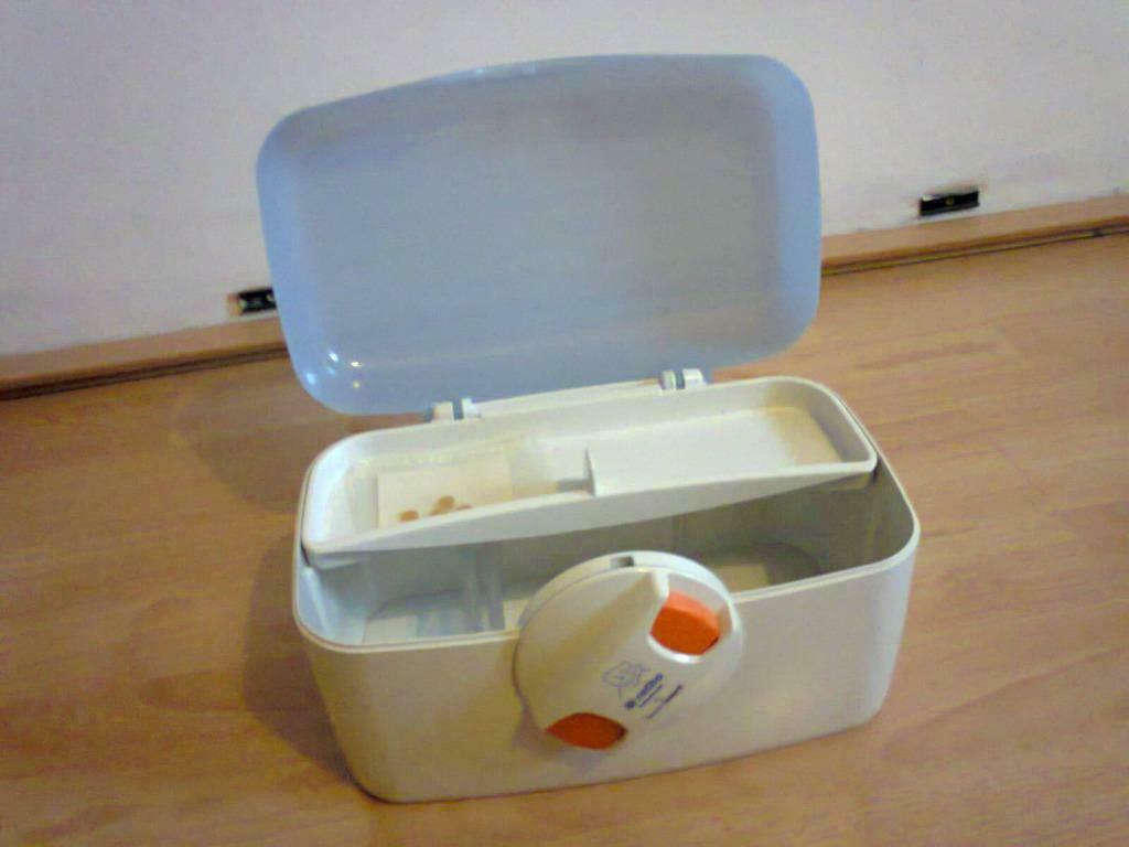 Boite de rangement (pharmacie) pour table à langer, Enlèvement, Comme neuf