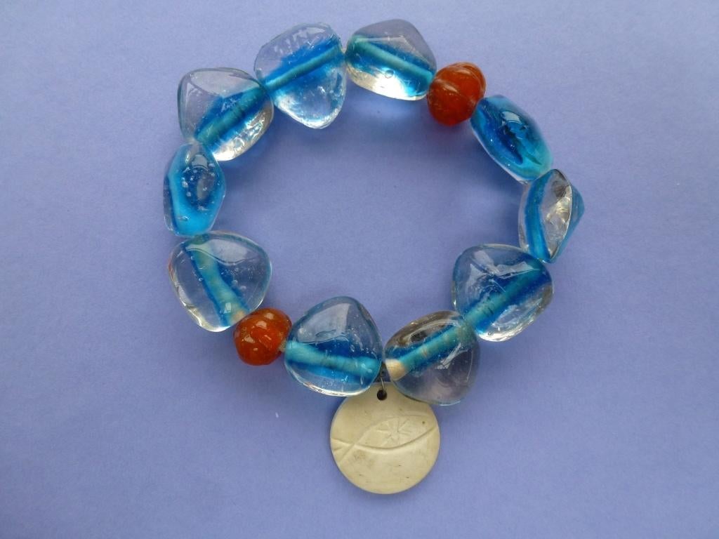 2 armbanden met steentjes , kralen en bedel op elastiek, Overige materialen, Overige kleuren, Ophalen of Verzenden, Zo goed als nieuw