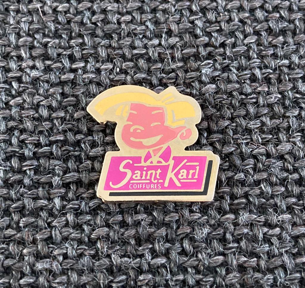PIN - SAINT KARL COIFFURES - COIFFEUR - KAPPER, Envoi, Utilisé, Autres sujets/thèmes, Insigne ou Pin's