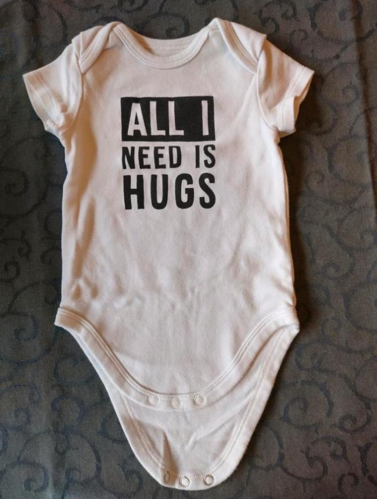 Romper 'all I need is hugs' - maat 80, Kinderen en Baby's, Nacht- of Onderkleding, Babyclub, Ophalen of Verzenden, Zo goed als nieuw