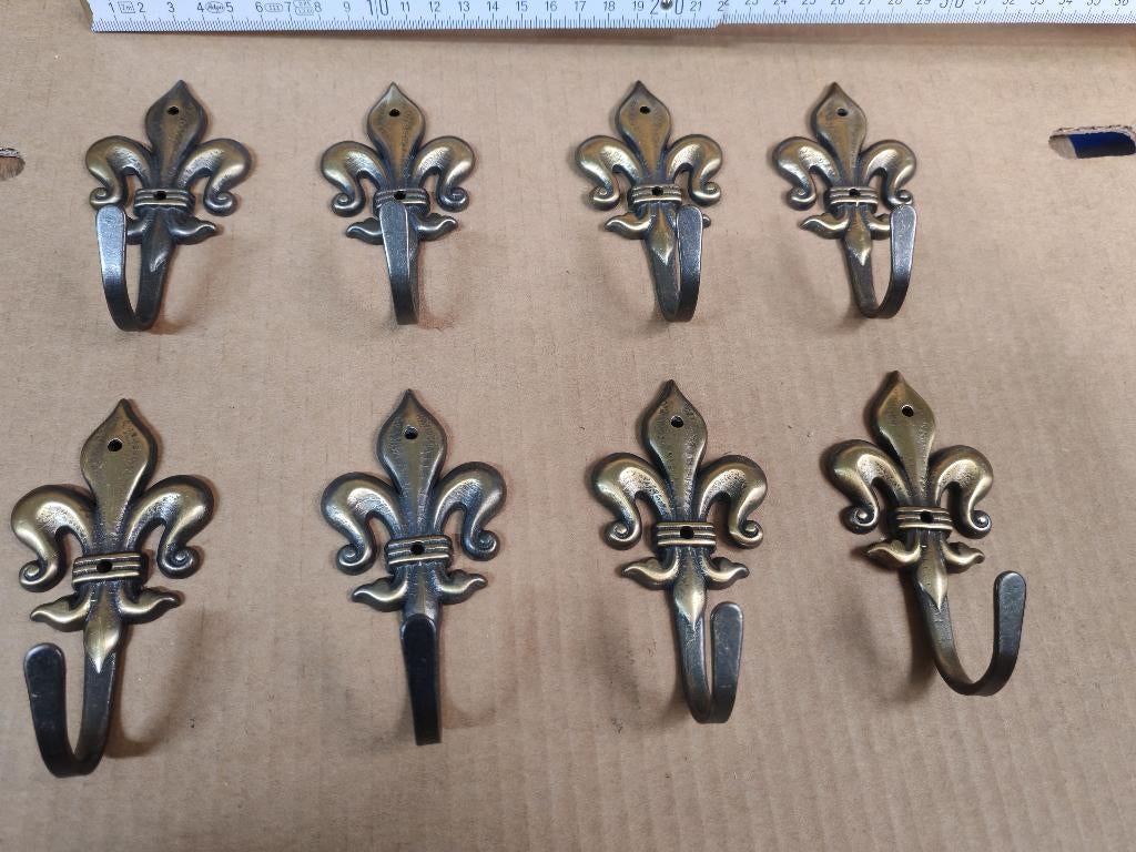 Lot de 8 patères fleur de lys bronze patiné vintage, Enlèvement ou Envoi