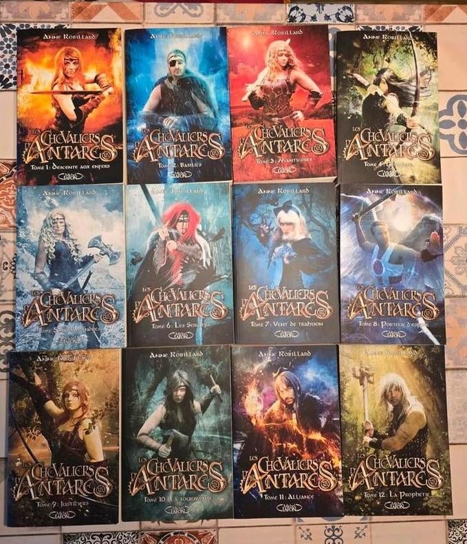 Les Chevaliers d’Antares INTEGRAL Tome 1 à 12, Livres, Enlèvement ou Envoi, Comme neuf, Anne Robillard.
