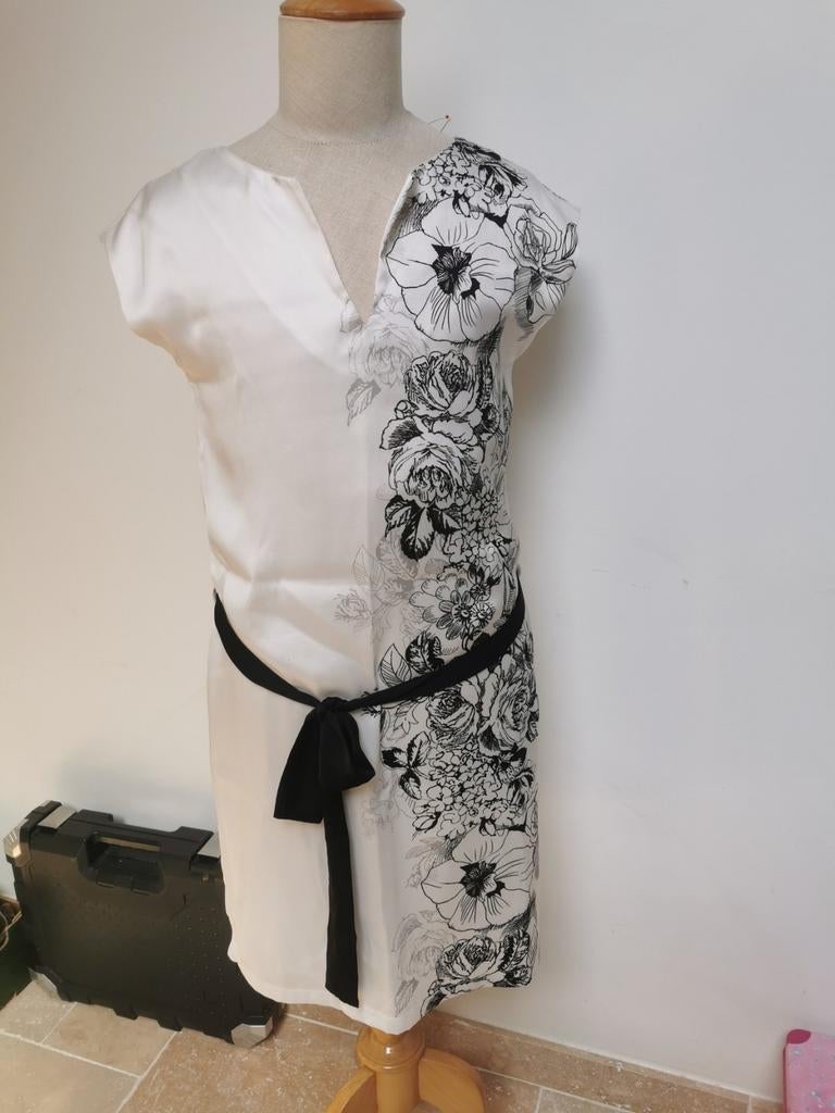 Très belle robe neuve en satin, Neuf, Taille 38/40 (M), Enlèvement ou Envoi, Longueur genou
