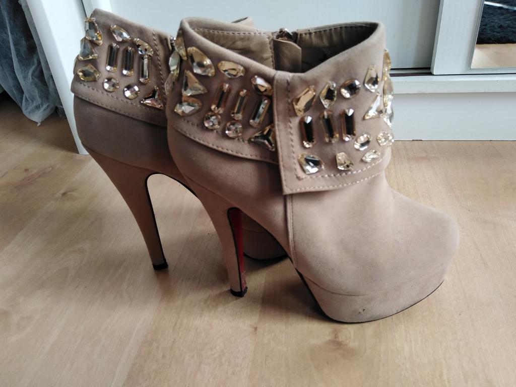 Beige enkellaarzen met steentjes, Enlèvement ou Envoi, Beige, Comme neuf, Boots et Botinnes