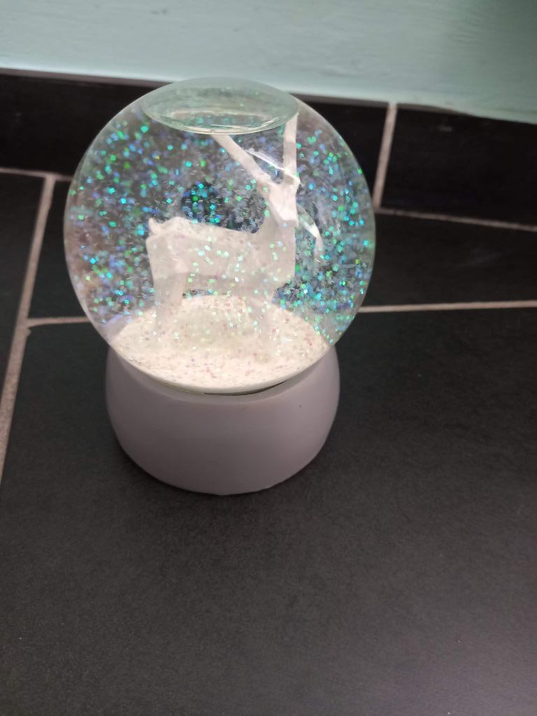 Boule à neige avec renne - diamètre 9cm, Divers, Enlèvement ou Envoi, Comme neuf