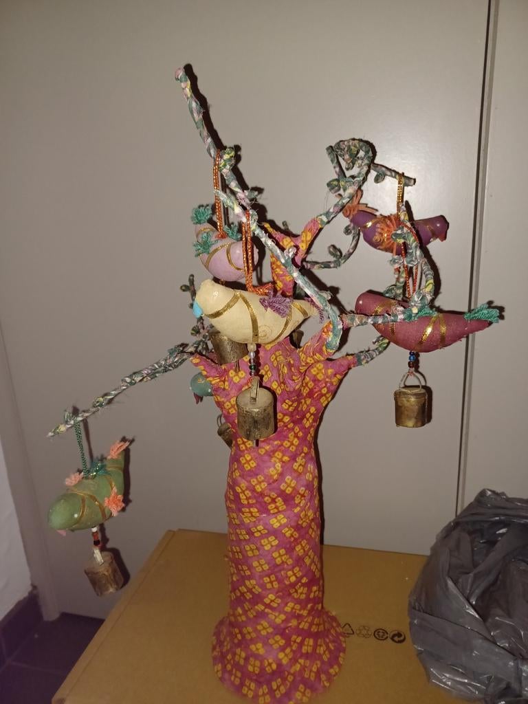 Boom met vogels en belletjes, Ophalen